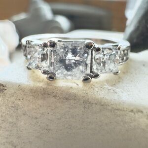 18k 3 Diamond Ring